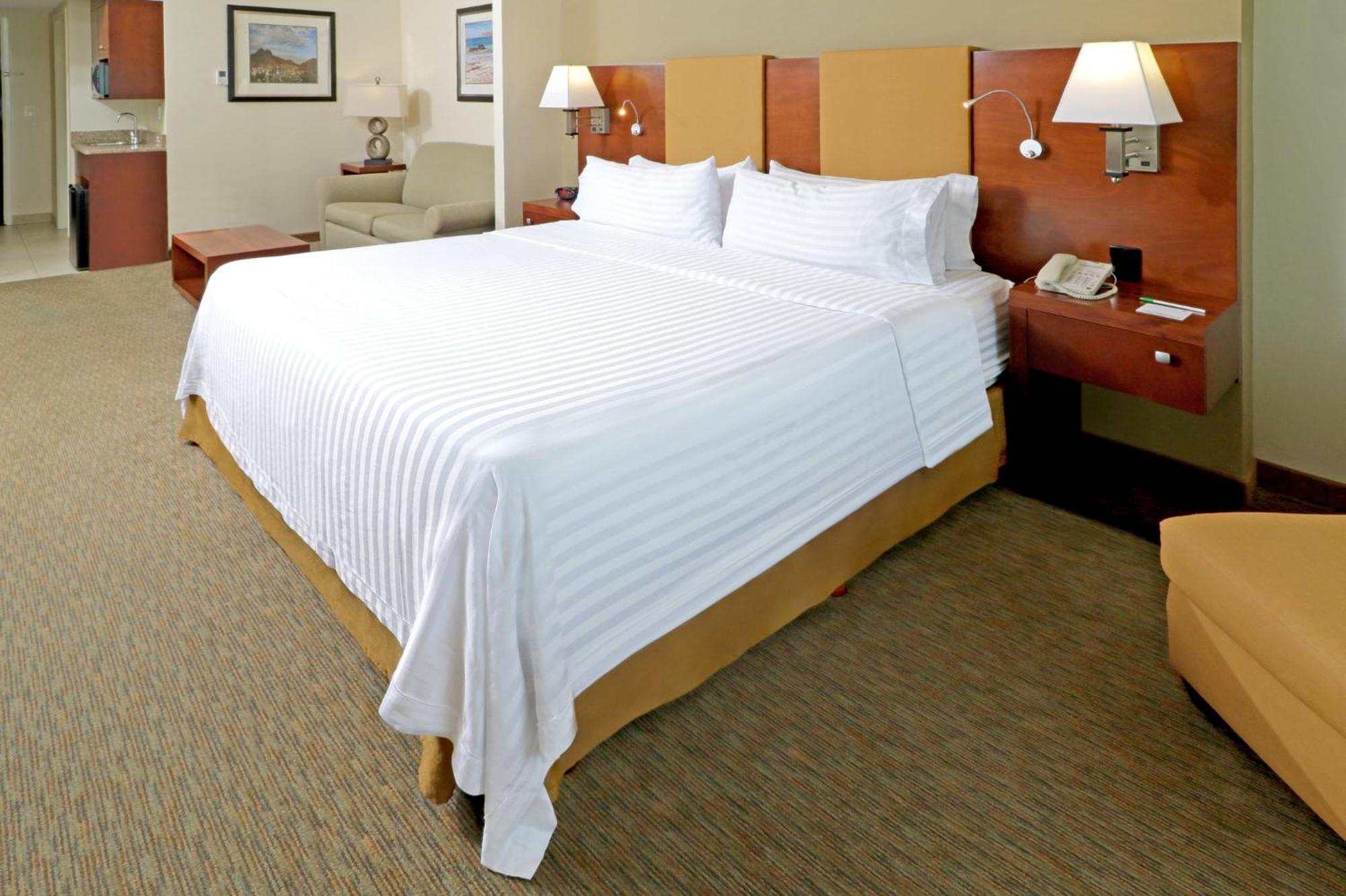 Holiday Inn Hotel & Suites Hermosillo Aeropuerto By Ihg Exterior photo